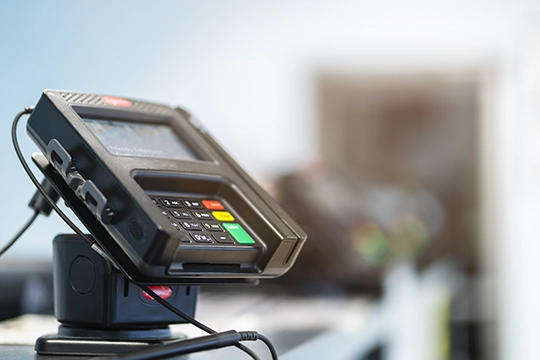 Terminal płatniczy w punkcie sprzedaży detalicznej.