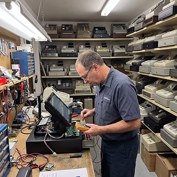 Serwisant naprawiający kasę fiskalną – serwis kas fiskalnych Warszawa